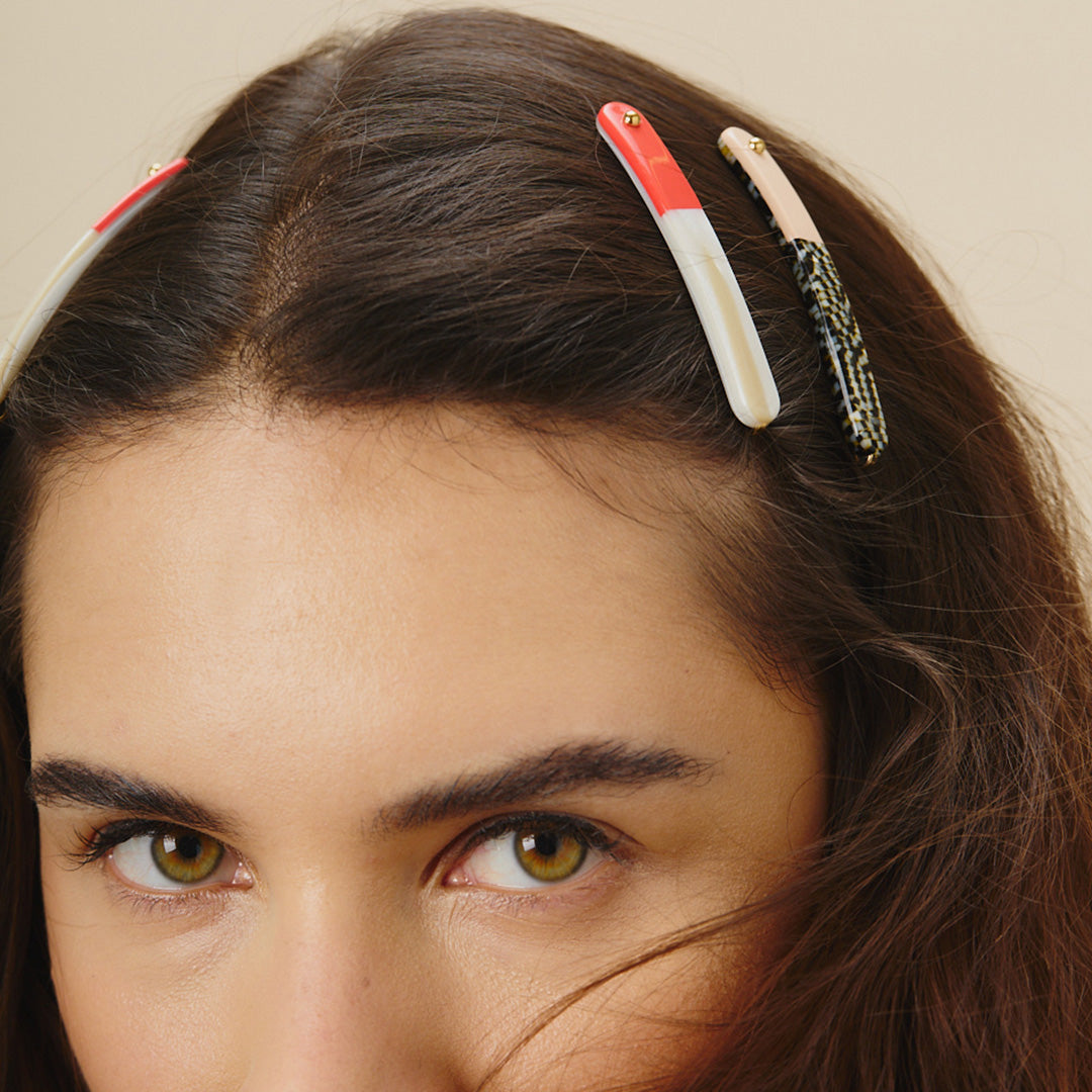 Mannequin portant des barrettes à cheveux fines de la marque Rosematic
