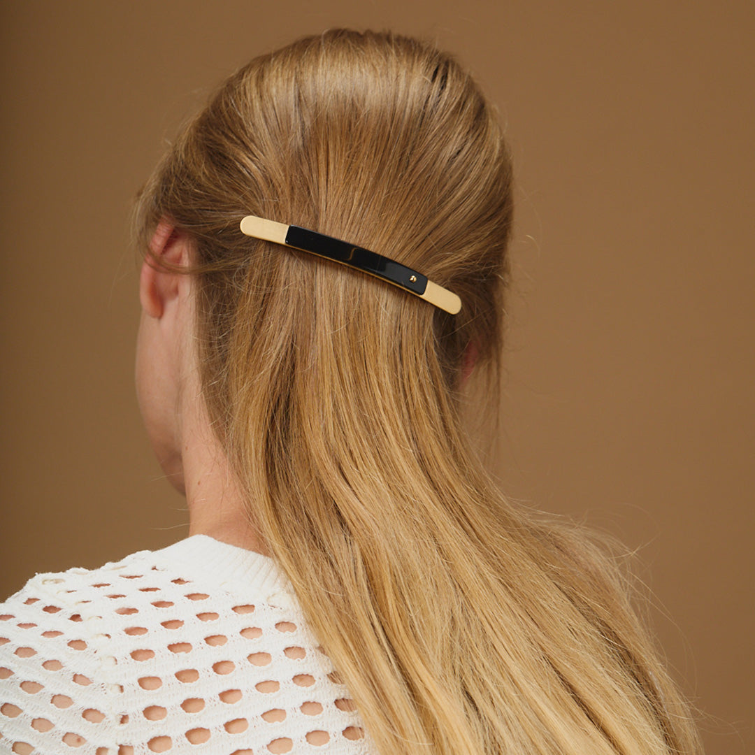 Mannequin portant une barrette à cheveux en laiton doré Rosematic