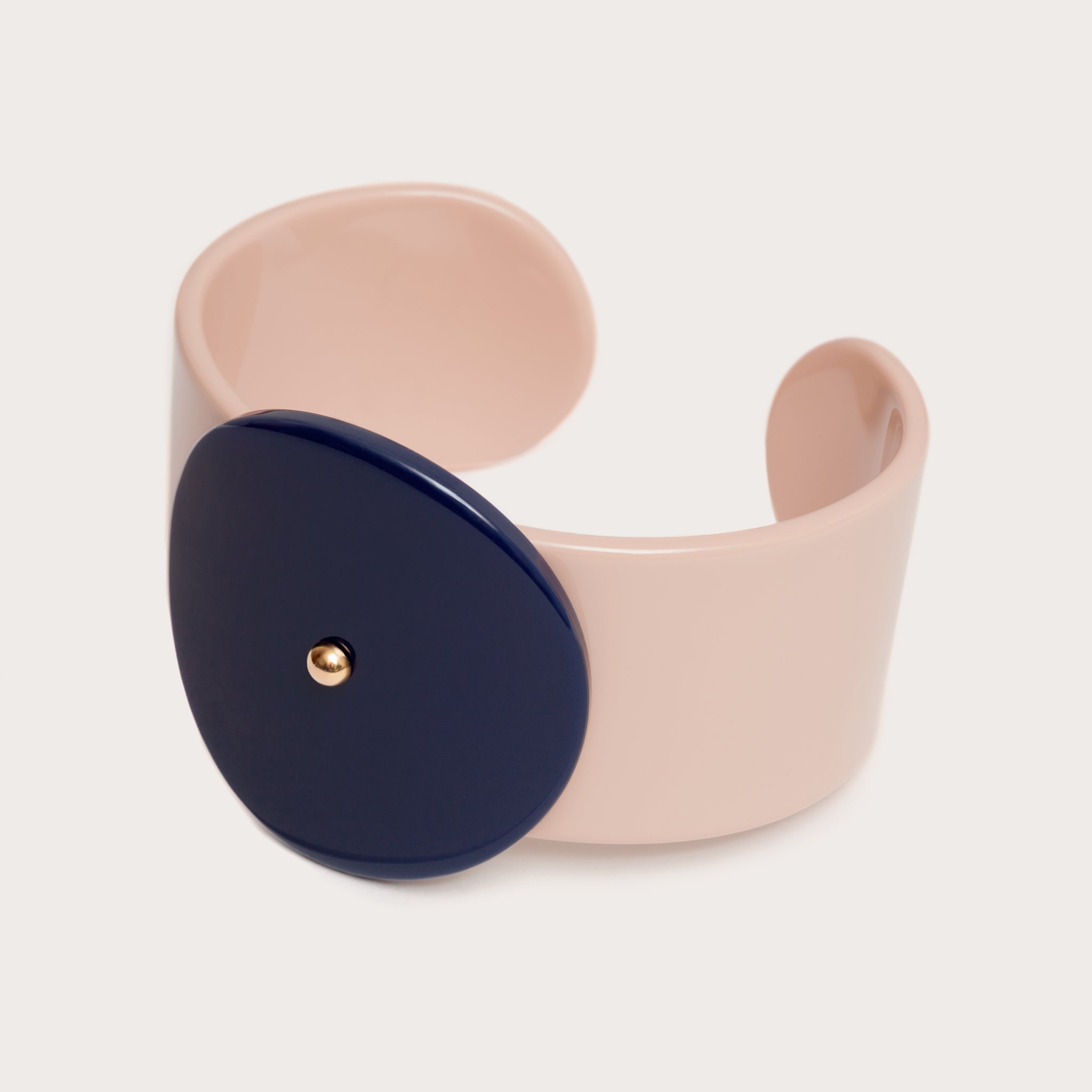 Vue de côté de la manchette Iconic en marine et rose poudré