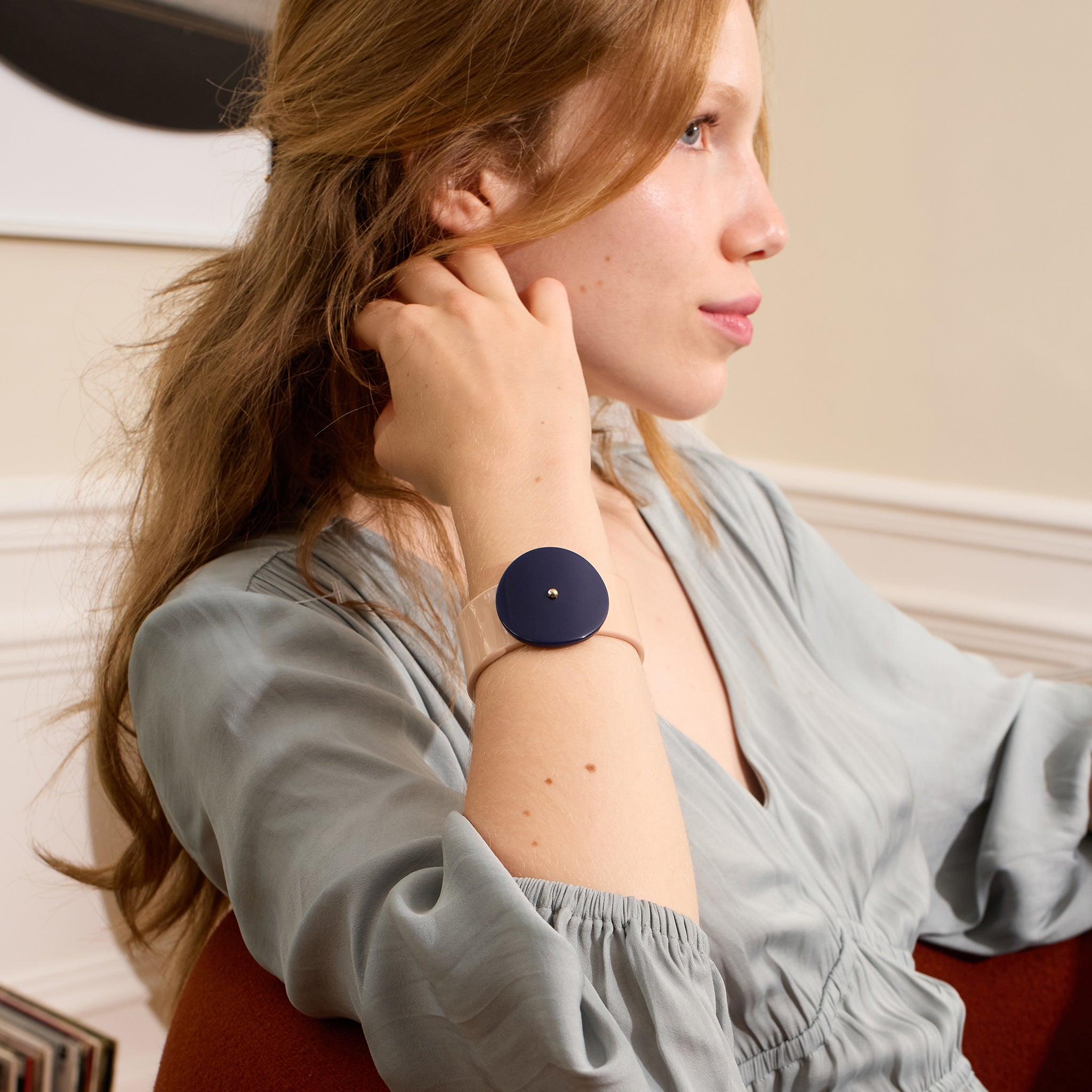 Mannequin portant la manchette bleue et rose Rosematic