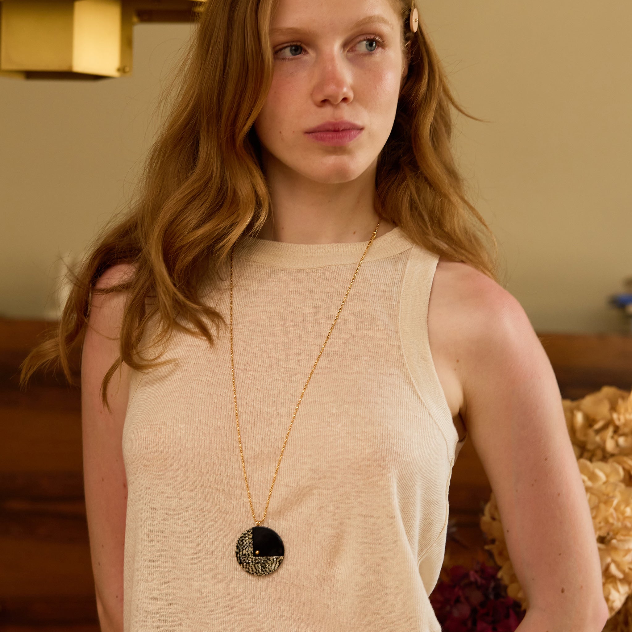 Mannequin portant le pendentif noir et écailles rosematic de face