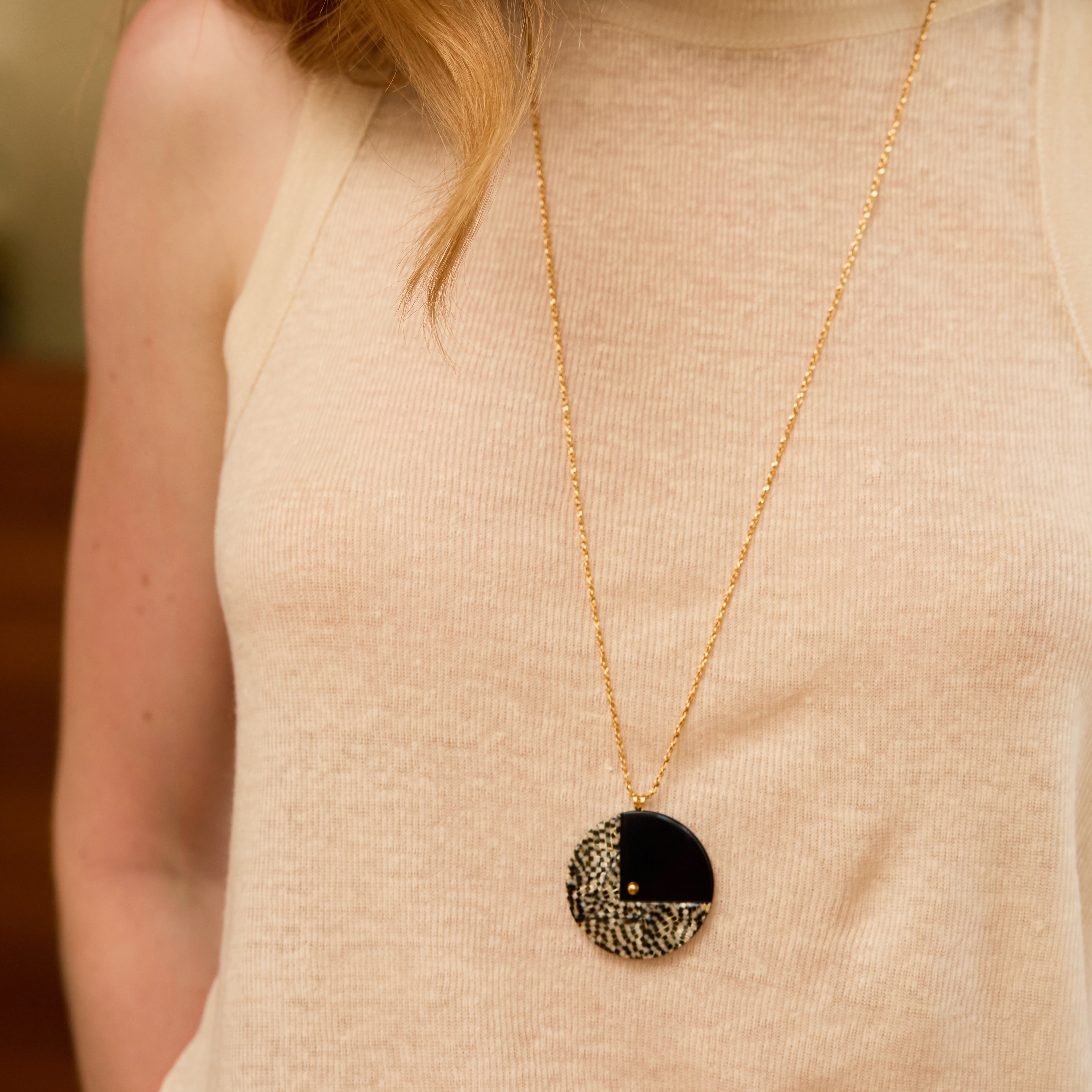 Mannequin portant le pendentif noir et écailles Rosematic