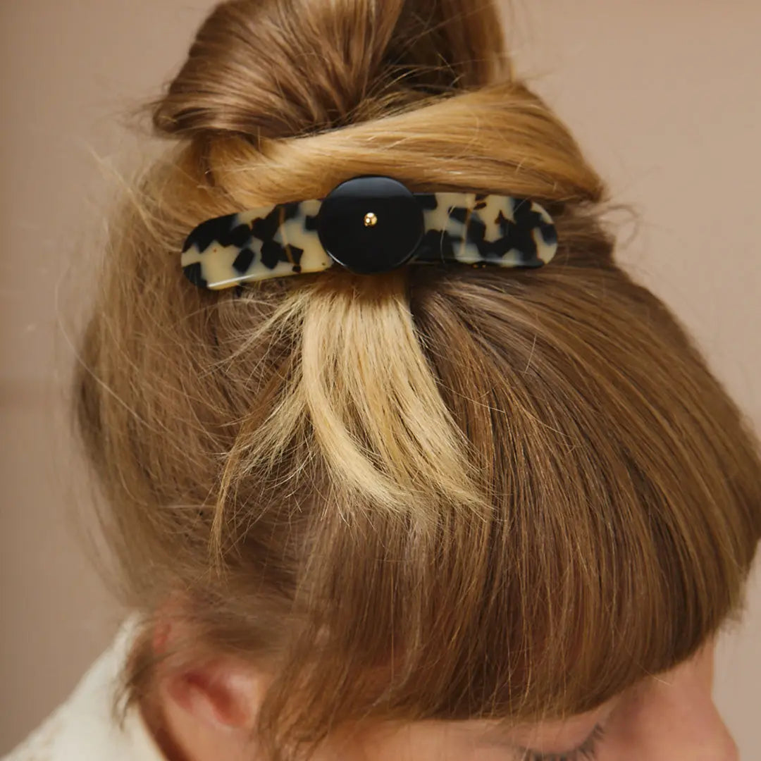 Mannequin portant la barrette Rosematic iconic écailles tokyo