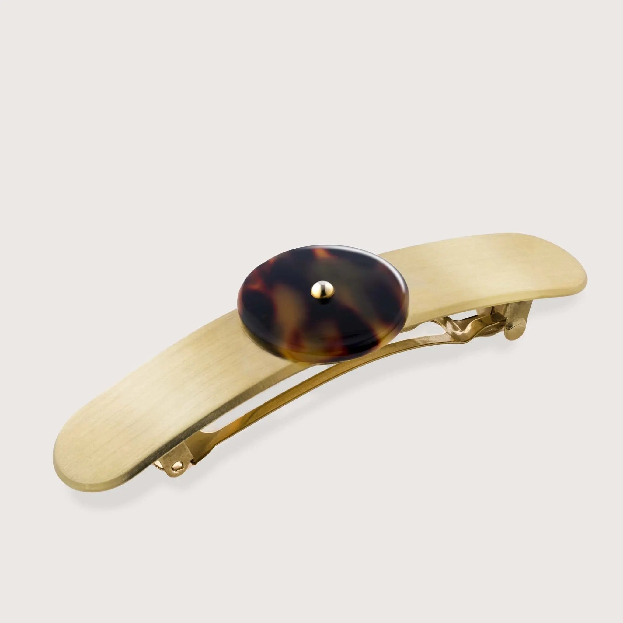 Vue angle de la grande barrette à cheveux Iconic en corail et laiton doré